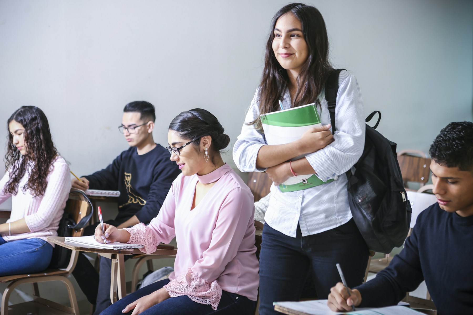 国际学生在课堂中学习